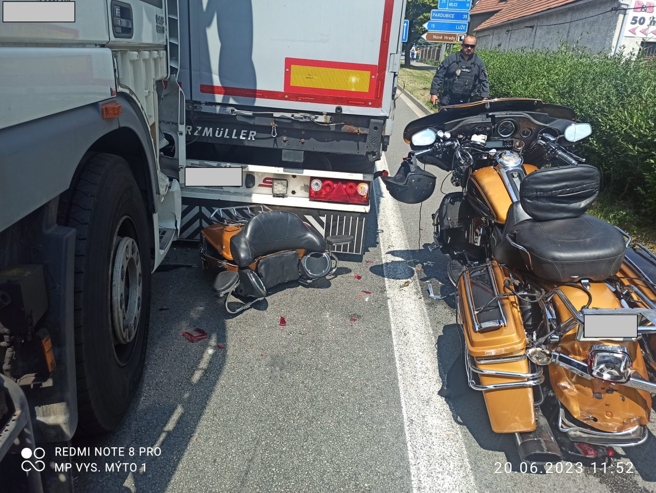 Dopravní nehoda nákladních vozidel a motorkáře Dopravní nehoda nákladních vozidel a motorkáře