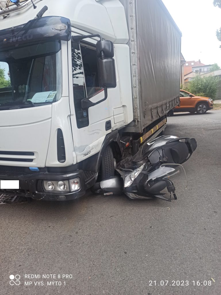 Dopravní nehoda nákladního vozidla a motocyklu Dopravní nehoda nákladního vozidla a motocyklu